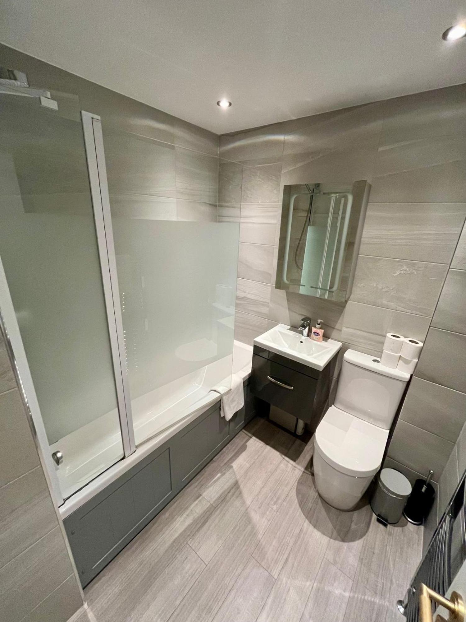 Boutique Castle View 3 Bedroom Apartment Edinburgh