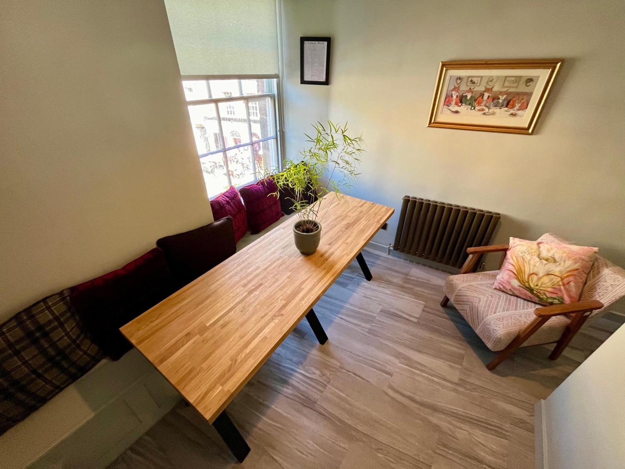 Boutique Castle View 3 Bedroom Apartment Edinburgh