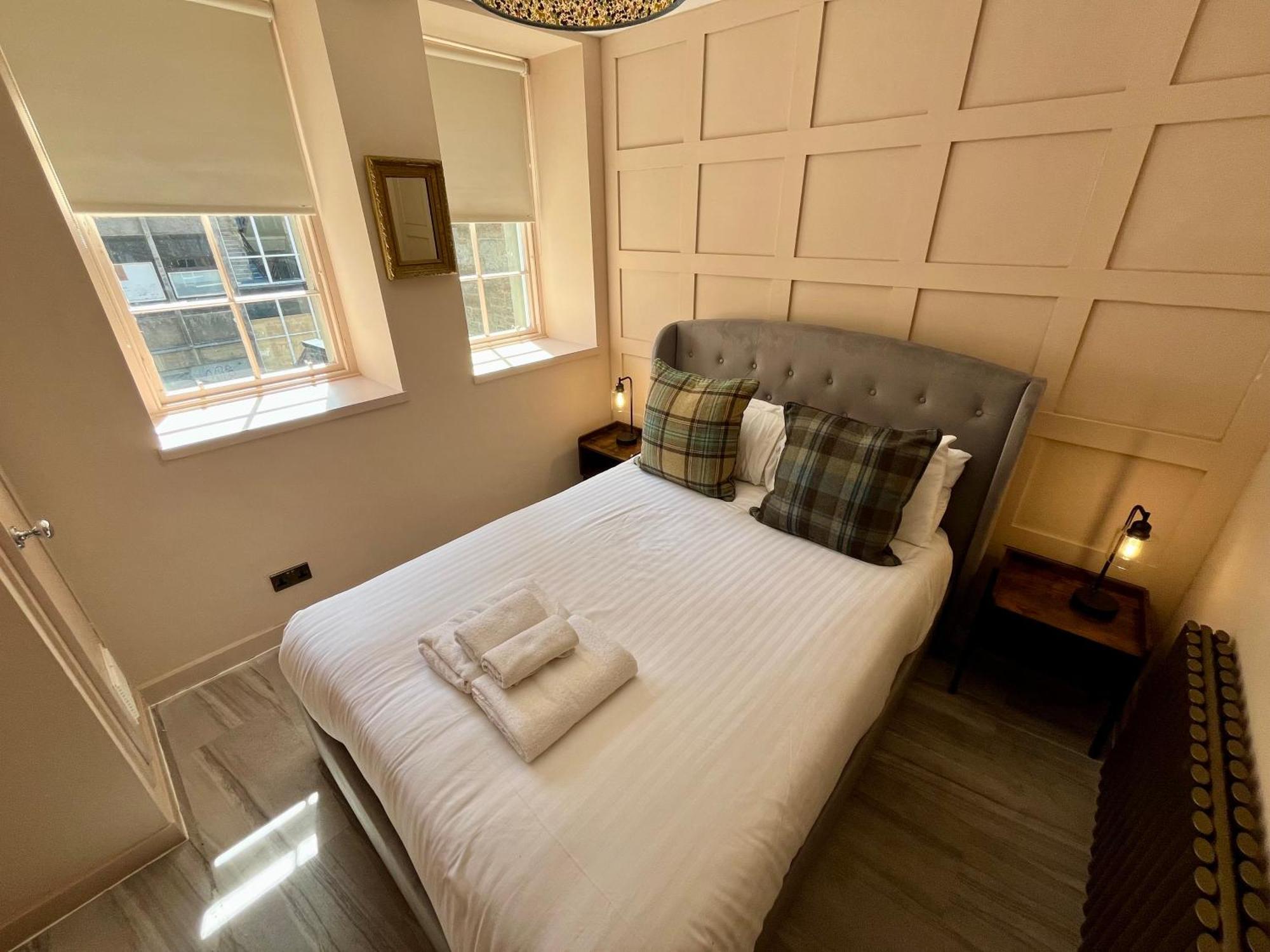 Boutique Castle View 3 Bedroom Apartment *