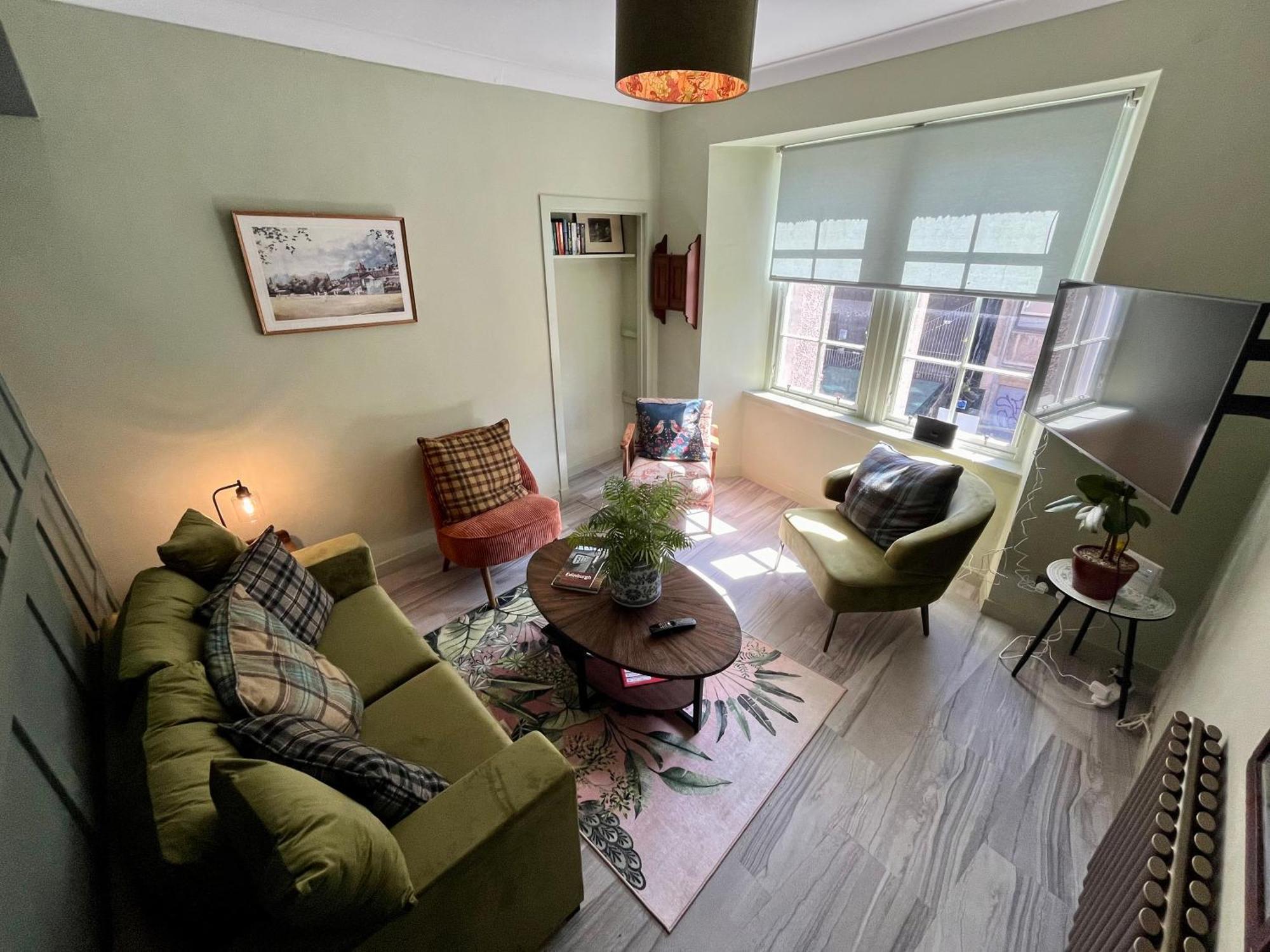 Boutique Castle View 3 Bedroom Apartment Edinburgh